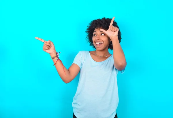 Afroamerikansk Kvinna Med Afro Frisyr Bär Blå Shirt Över Blå — Stockfoto