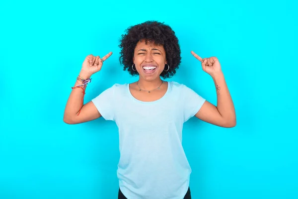 Foto Van Gekke Afro Amerikaanse Vrouw Met Afro Kapsel Dragen — Stockfoto