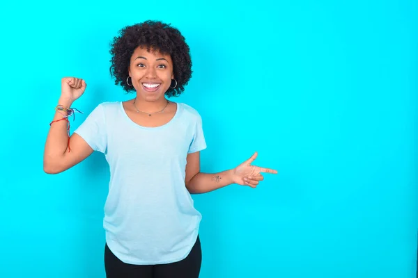 Afro Amerikaanse Vrouw Met Afro Kapsel Draagt Blauw Shirt Blauwe — Stockfoto