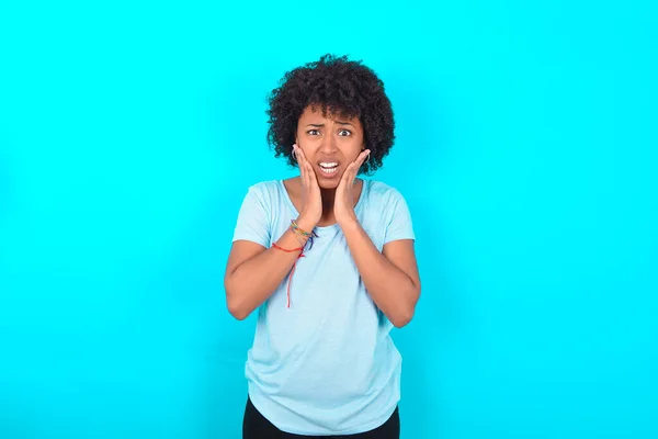 Upprörd Afroamerikansk Kvinna Med Afro Frisyr Bär Blå Shirt Över — Stockfoto