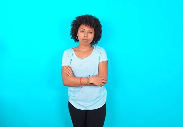 Självsäker Afroamerikansk Kvinna Med Afro Frisyr Bär Blå Shirt Över — Stockfoto