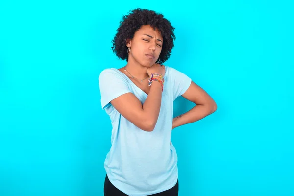 Afrikansk Amerikansk Kvinna Med Afro Frisyr Bär Blå Shirt Över — Stockfoto