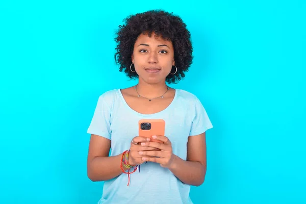 Retrato Una Mujer Afroamericana Seria Confiada Usando Una Camiseta Azul — Foto de Stock