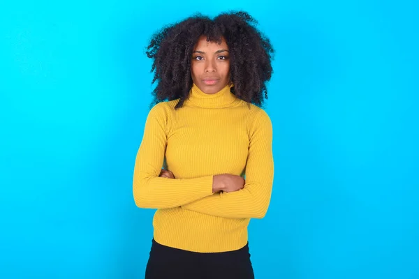 Vážný Zamyšlený Afroameričanka Nosí Žlutý Rolák Přes Modré Pozadí Cítit — Stock fotografie