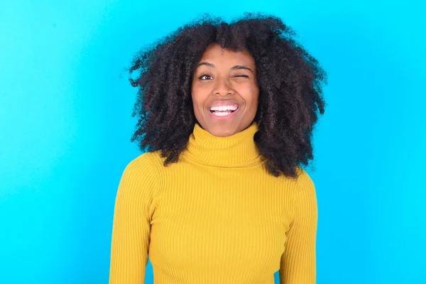 Coquettish Donna Afroamericana Indossa Gialla Dolcevita Sfondo Blu Sorridente Felicemente — Foto Stock