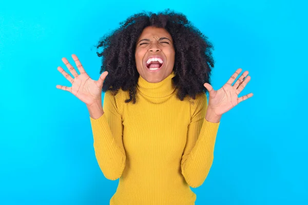 Emotief Afro Amerikaanse Vrouw Draagt Gele Coltrui Blauwe Achtergrond Lacht — Stockfoto