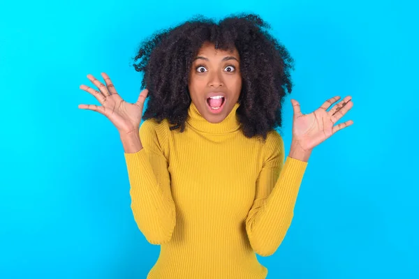 Optimistische Afro Amerikaanse Vrouw Draagt Gele Coltrui Blauwe Achtergrond Heft — Stockfoto