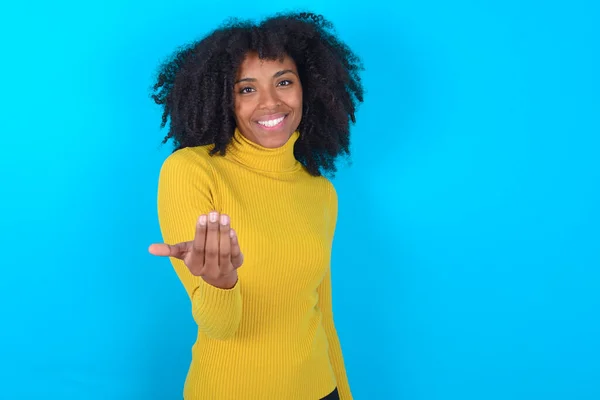 Afro Amerikaanse Vrouw Draagt Gele Coltrui Blauwe Achtergrond Nodigt Uit — Stockfoto