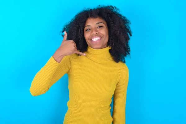 Donna Afroamericana Che Indossa Dolcevita Giallo Sfondo Blu Sorridente Facendo — Foto Stock