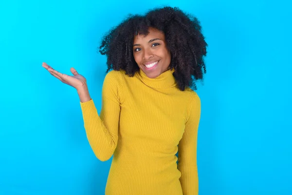 Donna Afro Americana Indossa Dolcevita Giallo Sfondo Blu Sorridente Allegra — Foto Stock