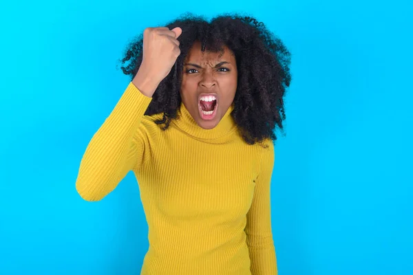 Afro Amerikaanse Vrouw Draagt Gele Coltrui Een Blauwe Achtergrond Boos — Stockfoto