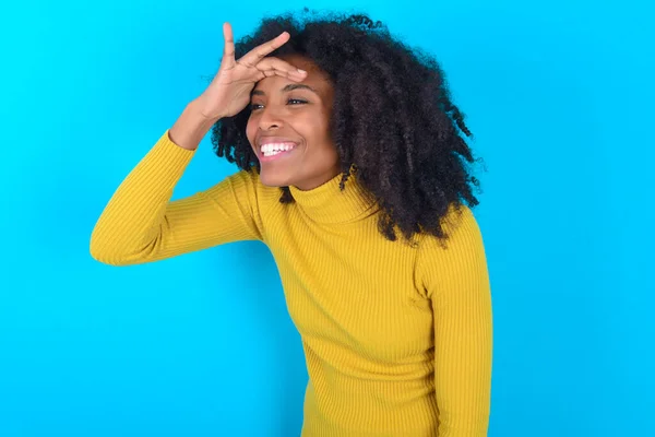 Afro Amerikaanse Vrouw Draagt Gele Coltrui Blauwe Achtergrond Erg Blij — Stockfoto