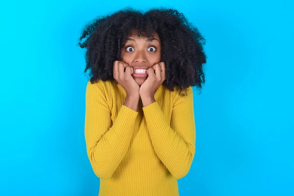 Angst Afro Amerikaanse Vrouw Draagt Gele Coltrui Blauwe Achtergrond Houdt — Stockfoto