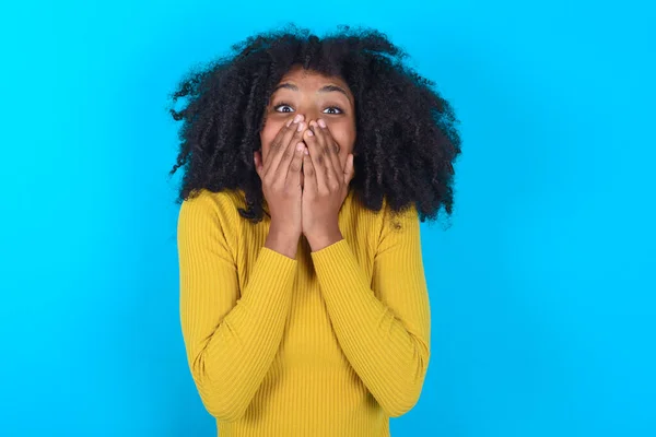 Levendige Afro Amerikaanse Vrouw Draagt Gele Coltrui Blauwe Achtergrond Giechelt — Stockfoto
