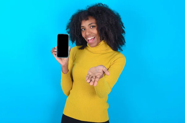 Mujer Afroamericana Con Cuello Alto Amarillo Sobre Fondo Azul Con — Foto de Stock