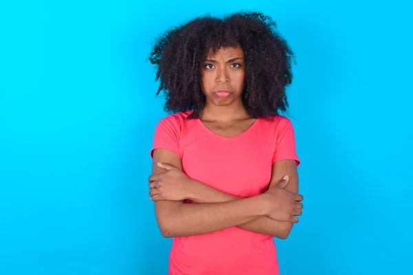 Gloomy Missnöjd Afroamerikansk Kvinna Bär Rosa Shirt Över Blå Bakgrund — Stockfoto