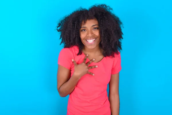 Afroameričanka Sobě Růžové Tričko Přes Modré Pozadí Zubatě Směje Nemůže — Stock fotografie