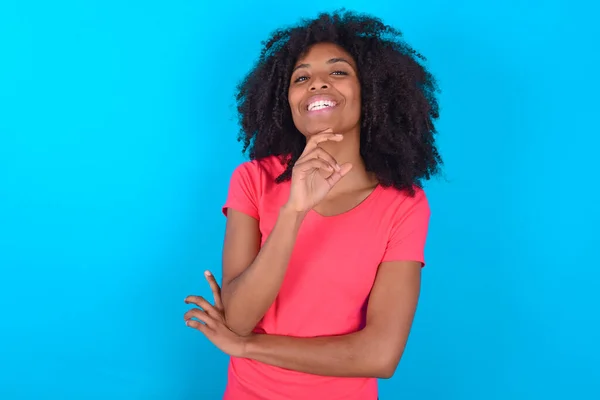 Afro Amerikaanse Vrouw Draagt Roze Shirt Blauwe Achtergrond Lacht Gelukkig — Stockfoto