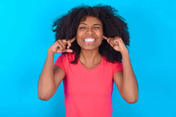 Happy African American Vrouw Dragen Roze Shirt Blauwe Achtergrond Negeert — Stockfoto