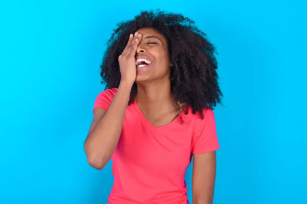 Afrikansk Amerikansk Kvinna Bär Rosa Shirt Över Blå Bakgrund Gör — Stockfoto