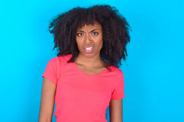 Porträtt Missnöjd Afroamerikansk Kvinna Bär Rosa Shirt Över Blå Bakgrund — Stockfoto