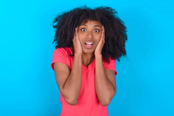 Afro Amerikaanse Vrouw Draagt Roze Shirt Blauwe Achtergrond Aangenaam Uitziend — Stockfoto