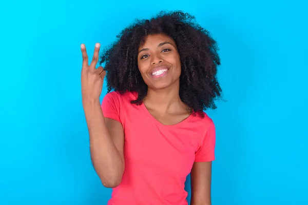 Afrikansk Amerikansk Kvinna Bär Rosa Shirt Över Blå Bakgrund Ler — Stockfoto