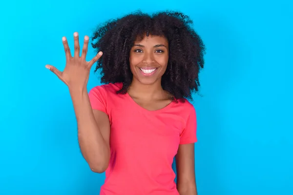 Afrikansk Amerikansk Kvinna Bär Rosa Shirt Över Blå Bakgrund Ler — Stockfoto