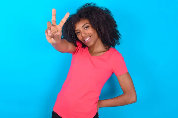 Afroamerikansk Kvinna Bär Rosa Shirt Över Blå Bakgrund Regisserar Fingrar — Stockfoto