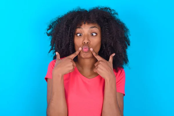 Afro Amerikaanse Vrouw Draagt Roze Shirt Blauwe Achtergrond Kruist Ogen — Stockfoto