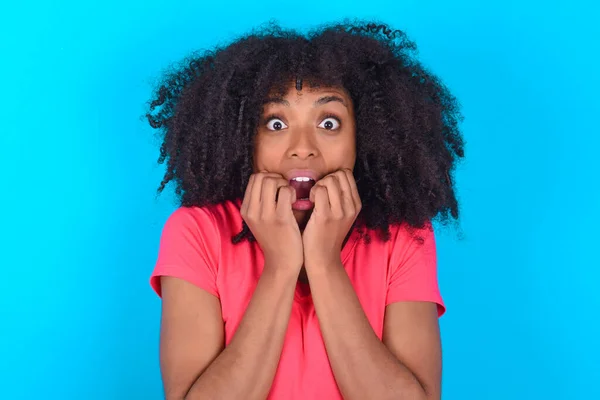 Speechless Afro Amerikaanse Vrouw Draagt Roze Shirt Blauwe Achtergrond Houdt — Stockfoto