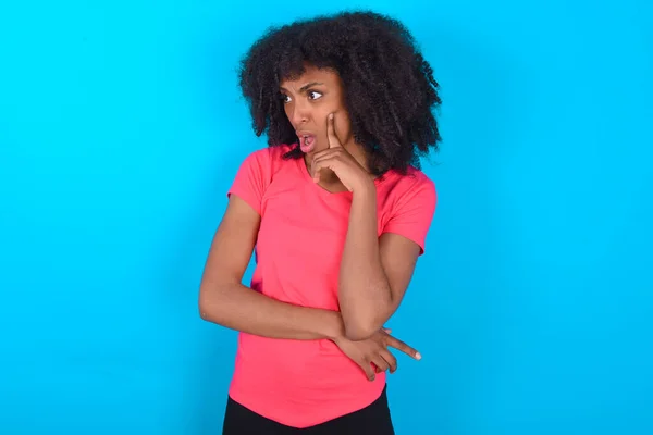 Zdumiona Afroamerykanka Ubrana Różowy Shirt Niebieskim Tle Patrzy Zaskakująco Otwartymi — Zdjęcie stockowe
