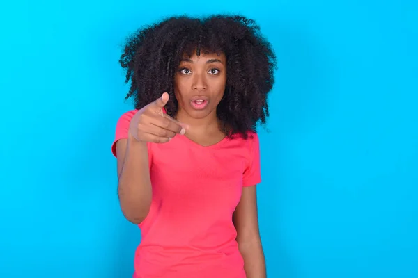 Chockad Afroamerikansk Kvinna Bär Rosa Shirt Över Blå Bakgrundspunkter Dig — Stockfoto