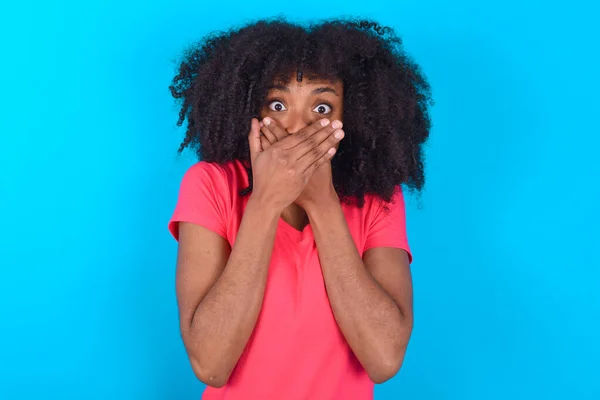 Verbijsterde Afro Amerikaanse Vrouw Draagt Roze Shirt Blauwe Achtergrond Bedekt — Stockfoto