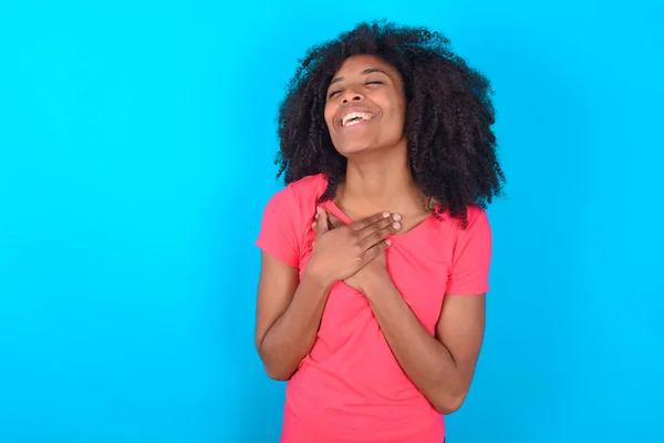 Afro Amerikaanse Vrouw Draagt Roze Shirt Blauwe Achtergrond Drukt Geluk — Stockfoto