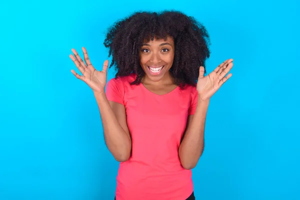 Gek Verontwaardigde Afro Amerikaanse Vrouw Draagt Roze Shirt Blauwe Achtergrond — Stockfoto