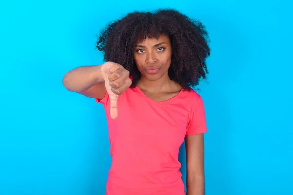 Afrikansk Amerikansk Kvinna Bär Rosa Shirt Över Blå Bakgrund Ser — Stockfoto