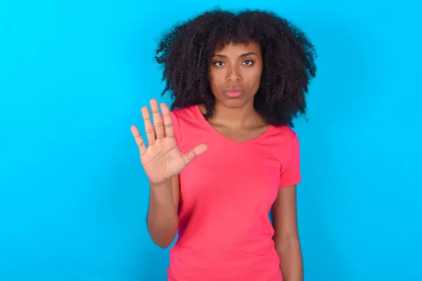 Afrikansk Amerikansk Kvinna Bär Rosa Shirt Över Blå Bakgrund Visar — Stockfoto