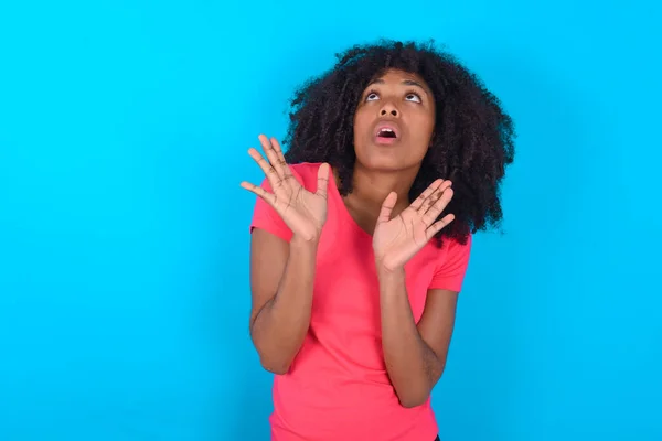 Afro Amerikaanse Vrouw Draagt Roze Shirt Blauwe Achtergrond Houdt Palmen — Stockfoto