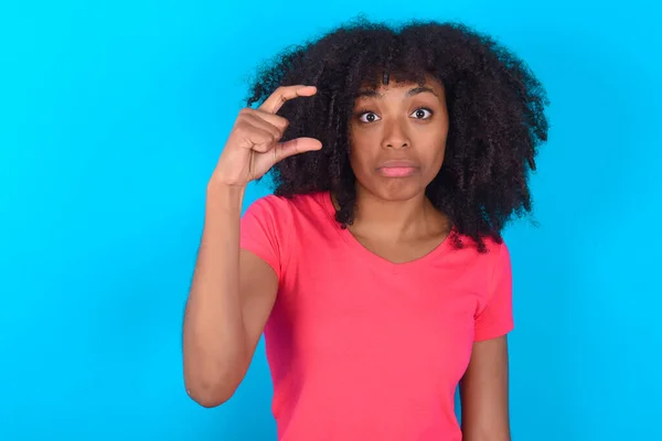 Afro Amerikaanse Vrouw Draagt Roze Shirt Blauwe Achtergrond Portemonnees Lip — Stockfoto