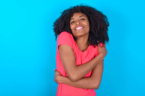 Urocza Zadowolona Afroamerykanka Ubrana Różowy Shirt Niebieskim Tle Obejmuje Własne — Zdjęcie stockowe