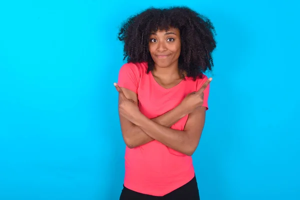 Afrikansk Amerikansk Kvinna Bär Rosa Shirt Över Blå Bakgrund Korsar — Stockfoto