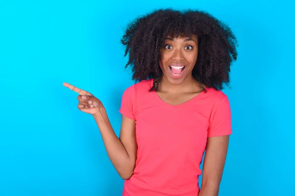 Afro Amerikaanse Vrouw Draagt Roze Shirt Blauwe Achtergrond Punten Opzij — Stockfoto