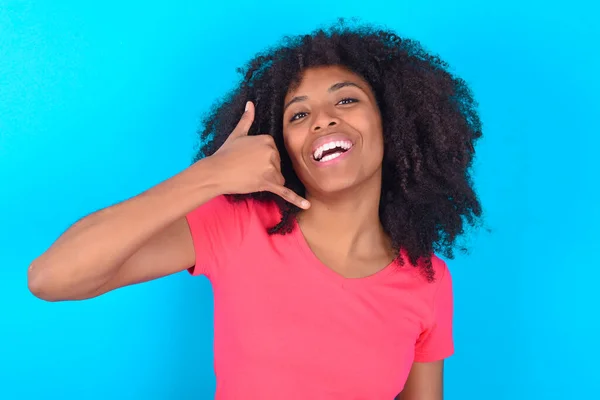 Afroamerykanka Ubrana Różowy Shirt Niebieskim Tle Robi Gest Telefoniczny Mówi — Zdjęcie stockowe