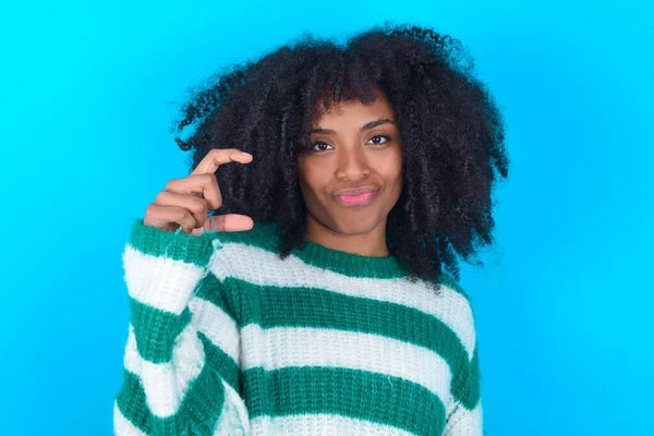 줄무늬 스웨터를 분열된 아프리카 여성은 표지가 랭귀지 — 스톡 사진