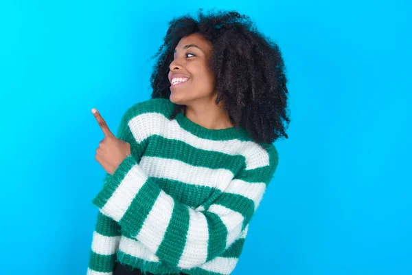 Afroamerykanka Paski Sweter Niebieskim Tle Zadowolony Wesoły Demonstrujące Przestrzeń Kopia — Zdjęcie stockowe