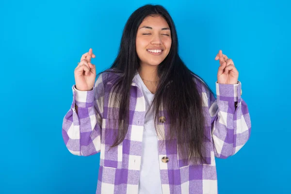 Mavi Arka Planda Ekose Gömlek Giyen Genç Latin Kadın Büyük — Stok fotoğraf