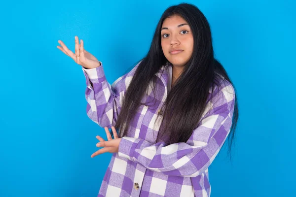 Young Latin Woman Wearing Plaid Shirt Blue Background Pointing Aside — Zdjęcie stockowe