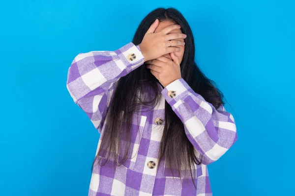 Joven Mujer Latina Con Camisa Cuadros Sobre Fondo Azul Cubriendo —  Fotos de Stock