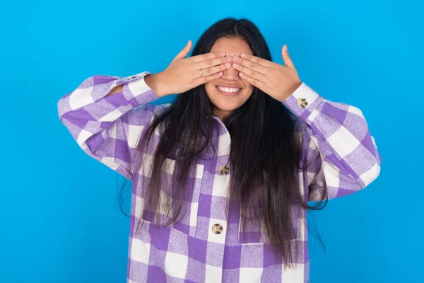 Mavi Arka Planda Ekose Gömlekli Genç Latin Kadın Gözleri Neşeli — Stok fotoğraf